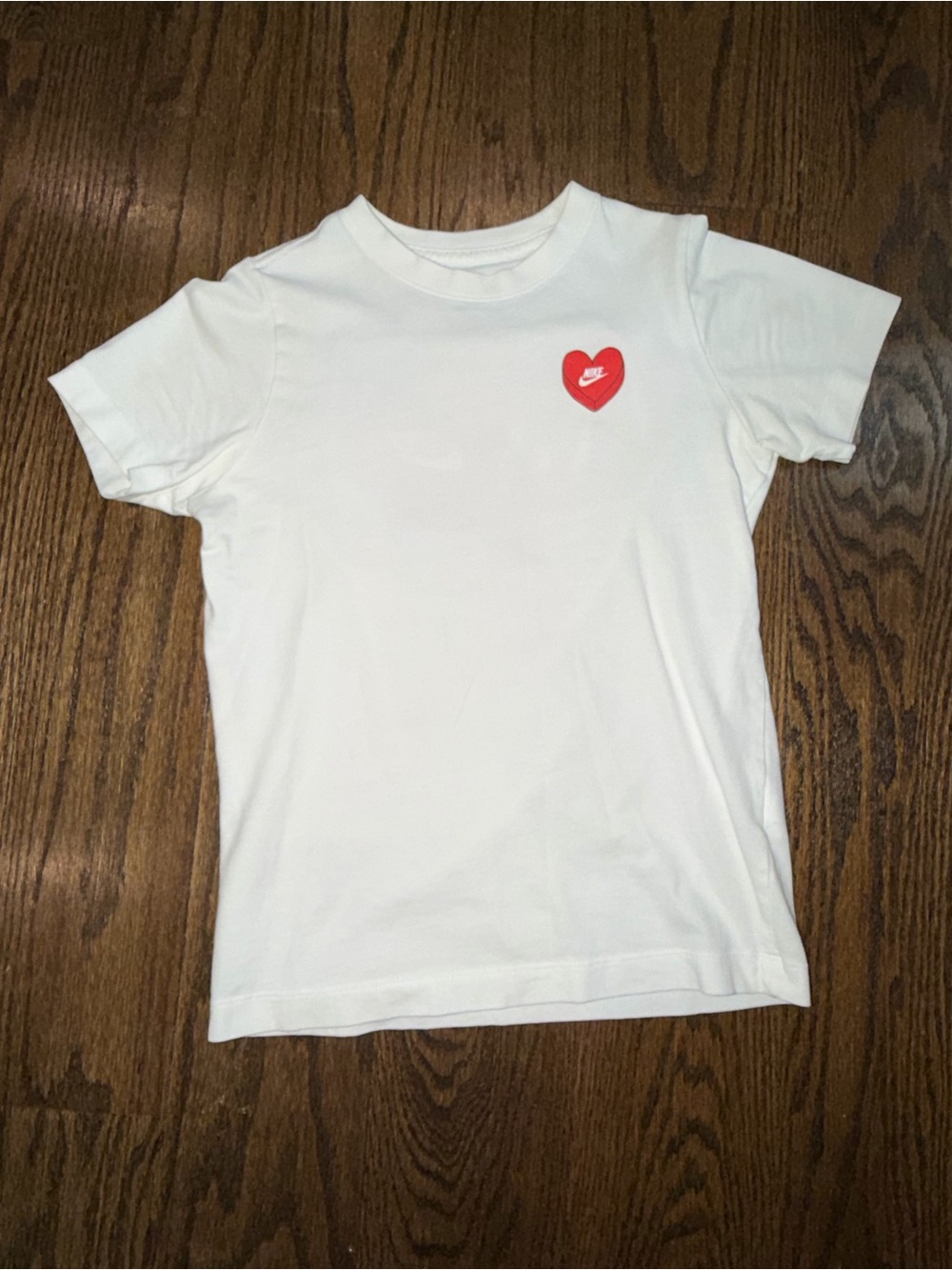 Boys Youth Medium Nike Kids White T-Shirt with Red Heart Logo